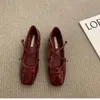 Sapatos de calcanhar de dedo do pé quadrado Mary Janes Buckle Strap Sapat Shoes Ladies Shoes à venda 2024 Bombas de moda sólidas de mola amarrada 240415