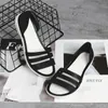 2024 Luxe ontwerper zomer nieuwe platte sandalen slippers strand zwart wit geel casual platte bodem casual comfortabele dames slippers