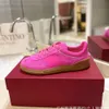 Womens 2024 Sneakers Trainer Stud Designer Valentyno Schuhe Vlogoo neue Low Top Flat Bood Echtes Leder Vielseitige kleine weiße Männer Sportpaar 7RNS 7RNS