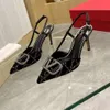 Zehen 2024 hohe Einfelspumpen Spitzer Designer Valentyno Wasserschuhe Stente Womens Vlogoo Neue Diamant kleine dünne Sandalen Leder Rücken hohl hohe MRVL