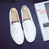 Casual skor italienska svarta mens patent läder loafers man designer slip på män tofs chaussure homme luxe mark