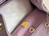 Kvinnors designer ryggsäck lila lyxig handväska utomhus resor crossbody axel väska läder diamant pläd fåfänga fodral handväska guld hårdvara koppling pochette 18*19c