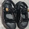 Kurt Geiger Sandals platforma Kapcie Kobiety zszywanie luksusowego tęczowego letnie płaskie plażę projektant sandałów slajdów płaskie buty orła głowa diamentowa pętla haczyka klamra 66