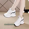 Dames lederen platform sneakers lente witte schoenen hoge hakken wig outdoor sport schoenen ademen ronde teen casual schoenen 24042222