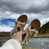 Sıradan Ayakkabı 2024 Sonbahar Kış Kış Velvet Sıcak Cowhide Kadın Giyen Kemer Tokası Doudou Kar Botları Moda