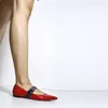 Casual skor endast tillverkare kvinnor pekade tå svart sten röd glitter rem mode platt pumpar stor storlek dam