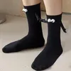 Chaussettes masculines 3D Magnetic Mid-tube Doll Coton Soft Breathable Anti-Slip Couple se tenant la main pour les familles d'amis couples