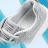 Casual schoenen 2024 MANNEN Gebreide wandelende ademende trendy sneakers originele lichtabsorptie mannelijke hardhandel groothandel