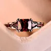 Bröllopsringar Fashion Elegant Women Silver Color Princess Square Cut Red Stone Engagement Wedding Rings for Women Jewelry Gift