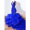 Avond Royal Jurken Stunging Blue Ruffles Laagde rok Zeemeermin voor vrouwen mouwloze V nek sexy prom jurk appliques kralen illusie speciale ocn -jurken