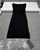 Axelbandslös klänning kvinnor avslappnade klänningar präglade 3D -lättnadsbrev med hög kvalitet damklänning stickad topp kjol