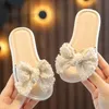 Лук твердый малыш для девочек Slippers Summer Pvc не скользящие пляжные туфли для детей Удобные квартиры на открытом воздухе детские тапочки 240426