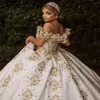 Gold Crystal Wedding Dubai Ball Dresses Chic Appliced ​​Spets Bridal Gown Ruched Satin Gorgeous Court Train Robes de Mariee Custom Made