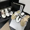 Luxury Marmont Leather Thong Designer Sandaler: Unisex Beach kausal flip flops med dubbelspänne och fuzzy glid