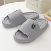 2024 Été Nouveau pantoufles cool à une ligne pour les couples Gai Home Casual Black Slippers Anti ODOR and Anti Slippers