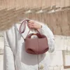 Дизайнерская сумка Полин Сумка французская парижская женщина подмышкам по крестообразному плечо мессенджером кожаная цепная сумка кошельки дамские сумки с сцеплением дамы 956