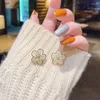 Boucles d'oreilles de goujons de la mode corée des pétales colorés perle pour femmes simples fleurs creux de boucle de fée joyau de tournesol