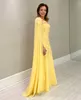 Chic Yellow Mutter der Braut Kleider Ein Schulter Cape applizierte Hochzeitsgastkleid bodenlange Abendkleider