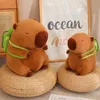 Capybara fofa com brinquedos de pelúcia de mochila sentados sentados lindos animais de desenho animado bonecas recheadas presentes de férias de decoração de casa travesseiros 240420