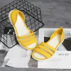 2024 Luxe ontwerper zomer nieuwe platte sandalen slippers strand zwart wit geel casual platte bodem casual comfortabele dames slippers