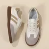 Klasyczne jesienne buty płaskie panie Sneakers Kobiety skóra retro nisko cięta koronka -up swobodny okrągły stóp do szarych biały 240412 3D56