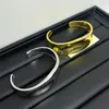 Bracelet d'ouverture en métal de design incurvé irrégulier géométrique pour les femmes accessoires vintage mode européens High Jewelry Girls 240417