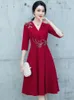 Feestjurken rode jurk dameskleding vaste kleur revers geborduurde applique vijf kwart mouw midden lengte a-line rok elegante m030
