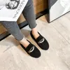 Casual schoenen Luxe Pearl Strings Fur Flats Woman Metal Chains Decoratie Lambfur Sneakers 34-43 Big Size Plush Espadrilles vrouwen