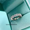Women Band Tiifeany Ring Jewelry 2024 Nuovo anello di diamanti si riferisce alla simulazione di taglio rotonda per le piccole fila rotonda in argento.