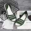 2024 Luxe ontwerper zomer nieuwe platte sandalen slippers strand zwart wit geel casual platte bodem casual comfortabele dames slippers