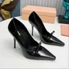 2024 Lüks Tasarımcılar Ayakkabı Miui Bordo Pompalar Topuklu Patent Patent Deri Slingback ile Tokalar Ayak Bileği Kayışı Kedi Topuklu Sandal Stiletto Topuk Gece Elbise Ayakkabı 5cm 9cm