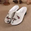 2024 Bredbredd sandaler äkta läderskor Summer Backless Sandal Woman Low Heel Mules Comortable Mom Slipper 240417