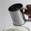 Bakningsverktyg Rostfritt stål Mesh Sieve Cup Semi-Automatic Bakeware Sifters Powder Bake Tool With Measuring Scale Flour Shaker
