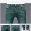 2024 Весна и осень Новые эластичные стройные подходящие маленькие прямые повседневные брюки Kuegou High Stode Water Ghost Green Джинсы для мужских джинсовых джинсов модные джинсы 459