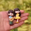 2pcSset ornamentos em miniatura menina guitarra doce amantes de casal figuras artesanato resina bonecas de casamentos acessórios Decoração de casa 240424