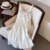 ボヘミアンフローラル刺繍のノースリーブ女性のための短いドレス夏の甘いかぎ針編みレーススパゲッティストラップホリデーAM5235 240419