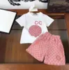 Moda Yeni Yaz Giyim Setleri Tasarımcı Marka Logosu Pamuk Kısa Kollu Kıyafetler Takım Pantolon Bebek Toddler Boy Giyim Çocuk Çocuk Kir Kıyafetleri 01