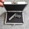 Toys des armes à feu 1 3 mini poignée en bois massif Colt 1911 Modèle de pistolet Alloy 92F Keychain Fake Collection de Fake Gun Collection pour adulte cadeau T240428