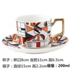 Tasses bordure dorée de café en porcelaine ensemble européen beau l'après-midi.