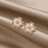 Boucles d'oreilles de goujons de la mode corée des pétales colorés perle pour femmes simples fleurs creux de boucle de fée joyau de tournesol