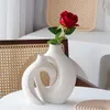 Weißer Keramik -Vase -Set von 2 für moderne Wohnkultur Boho Donut Vasen Nordische minimalistische dekorative Vase 240423