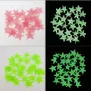 100pcsset estrelas adesivos de parede luminosos brilham no escuro para crianças decalques de decoração de quarto de bebê colorido star home decoração diy mural 240418