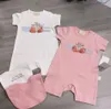 Nyfödd designer baby jumpsuit 3-stycken uppsättning kortärmad bomullshopp för barnkläder, brevtryckt babyklättring för flickor bib hatt storlek 3m-12m 90