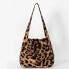 Omuz çantaları basit büyük kapasiteli retro tuval leopar desenli çanta dişi minimalist sanatsal yumuşak alışveriş çantası