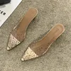 Casual skor pvc transparenta kvinnor pumpar sandaler kristall mitt klackar rhinestone pekade tå brudtärna bröllop zapatos