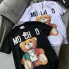 Moschinno Designer T Shirt Bear Graphic Tess Womens Patrón lindo Tops Tircas de verano Camas de calidad de calidad Tamas diseñador Tamisetas Casuales Sweinshirts 734