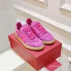 Trainer de remaches casuales Nuevo diseñador de empalme para hombres pareja Valentyno Sports Shoes Color de producto 2024 STARDES DE VACADO VLOGOO HOMEN AHJU