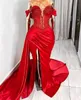 2024 Rote Meerjungfrau Prom Kleider Juwel Hals Illusion Off Schulterkristallperlen Seiten geteilte Abendkleider formelle Kleiderwehrzug Überträge