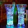 Tasses étincelantes Changement de couleur tasse de neige flocon d'activation de l'eau LED LEILLE BIER WHISKY Cup de table illumine dans les accessoires de bar foncé J240428