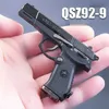 Brinquedos de armas destacáveis 1 3 semi -liga qsz92 pistola de brinquedo mini pistola de ejeção de casca de casca pendente de chaveiro para meninos presentes T240428